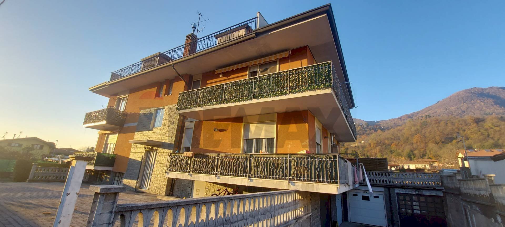 Edificio all\'aperto - Three-room apartment Cuveglio - photo 1