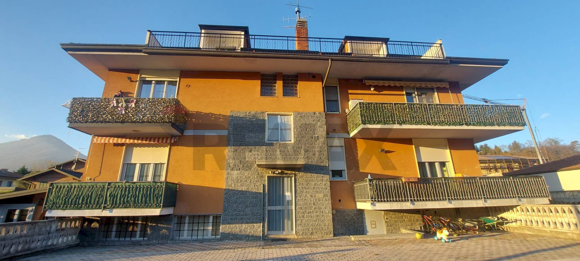 Edificio all\'aperto - Three-room apartment Cuveglio - photo 2