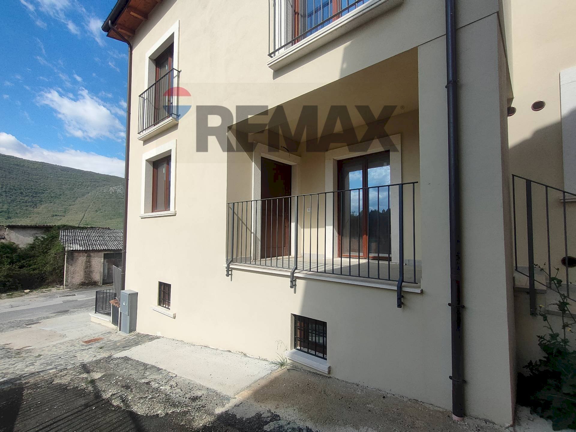 Edificio all\'aperto - Semi-detached house VIALE RIMEMBRANZA
 
22, Fagnano Alto - photo 2