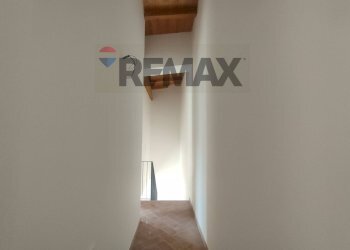Hall / corridoio - Casa semi indipendente VIALE RIMEMBRANZA
 
22, Fagnano Alto - foto 25