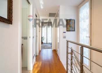 Hall / corridoio - Villa Alessandro Laurinsich
 
17, Parma - photo 32
