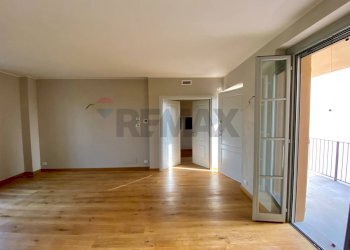 Sala ingresso e balcone - Two-room apartment Via Sant'Isidoro
 
1, Bogogno - photo 3
