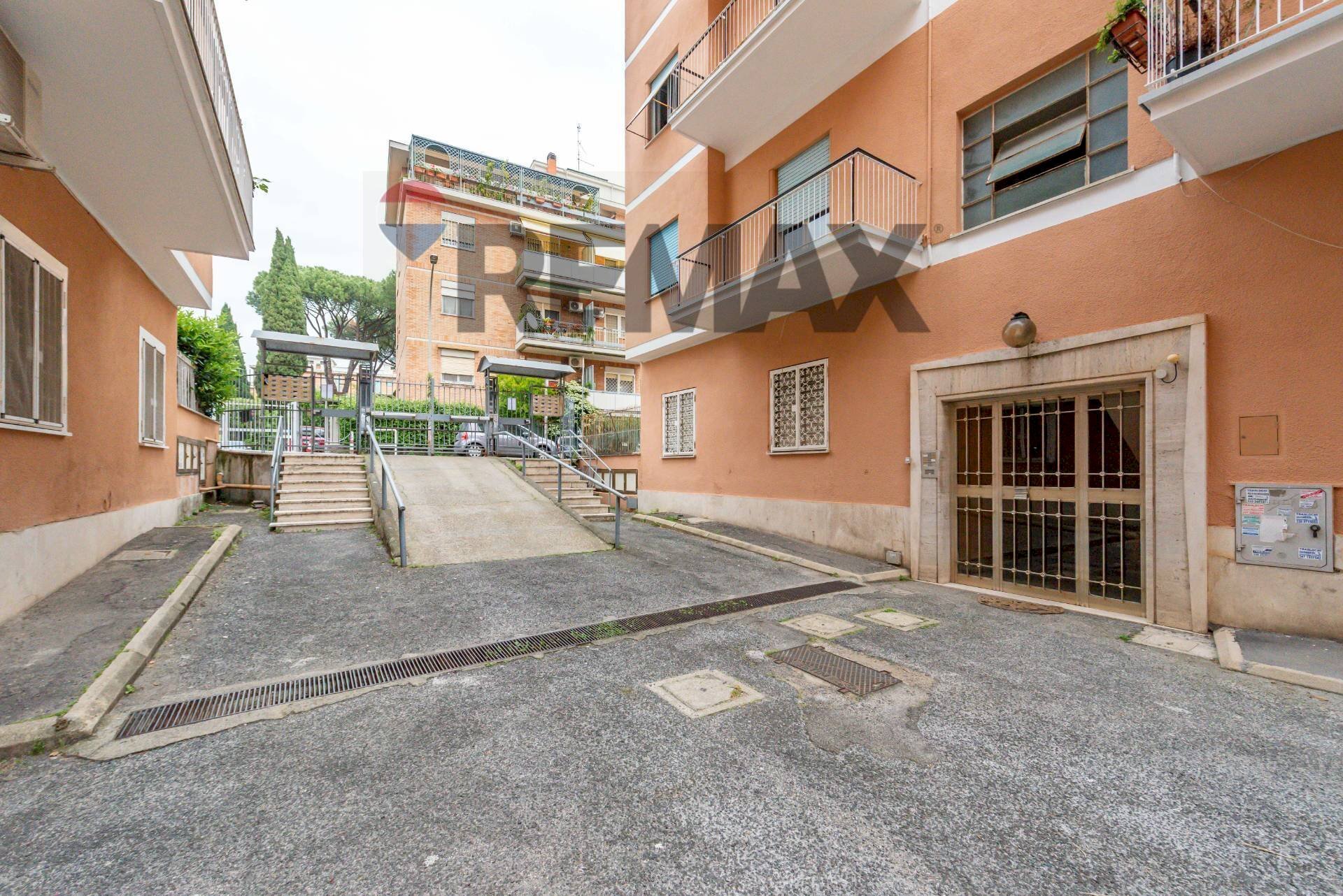 Edificio all\'aperto - Trilocale Via Diano Marina
 
24, Roma - foto 1