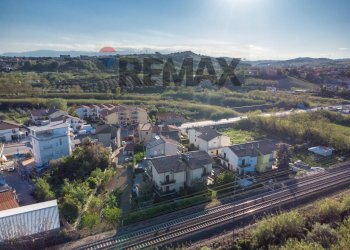 Vista delle montagne - Casa indipendente VIALE MATRINO
 
222, Città Sant'Angelo - foto 5