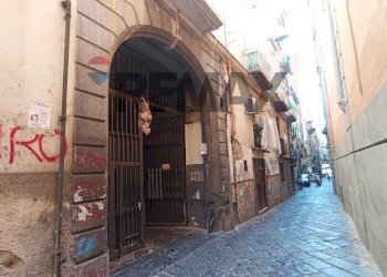Edificio all\'aperto - Locale Commerciale Vico Sedil Capuano
10, Napoli - foto 1