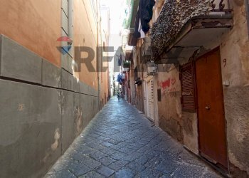 Edificio all\'aperto - Locale Commerciale Vico Sedil Capuano
10, Napoli - foto 2