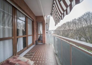 Balcone - Appartamento via Pallanza, 38, Torino (zona Vanchiglietta) - foto 1