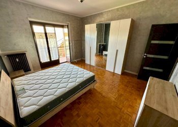 Camera da letto - Bilocale via Città di Alba, Pinerolo - foto 9