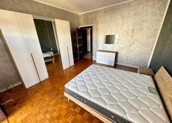 Camera da letto - Bilocale via Città di Alba, Pinerolo - foto 11
