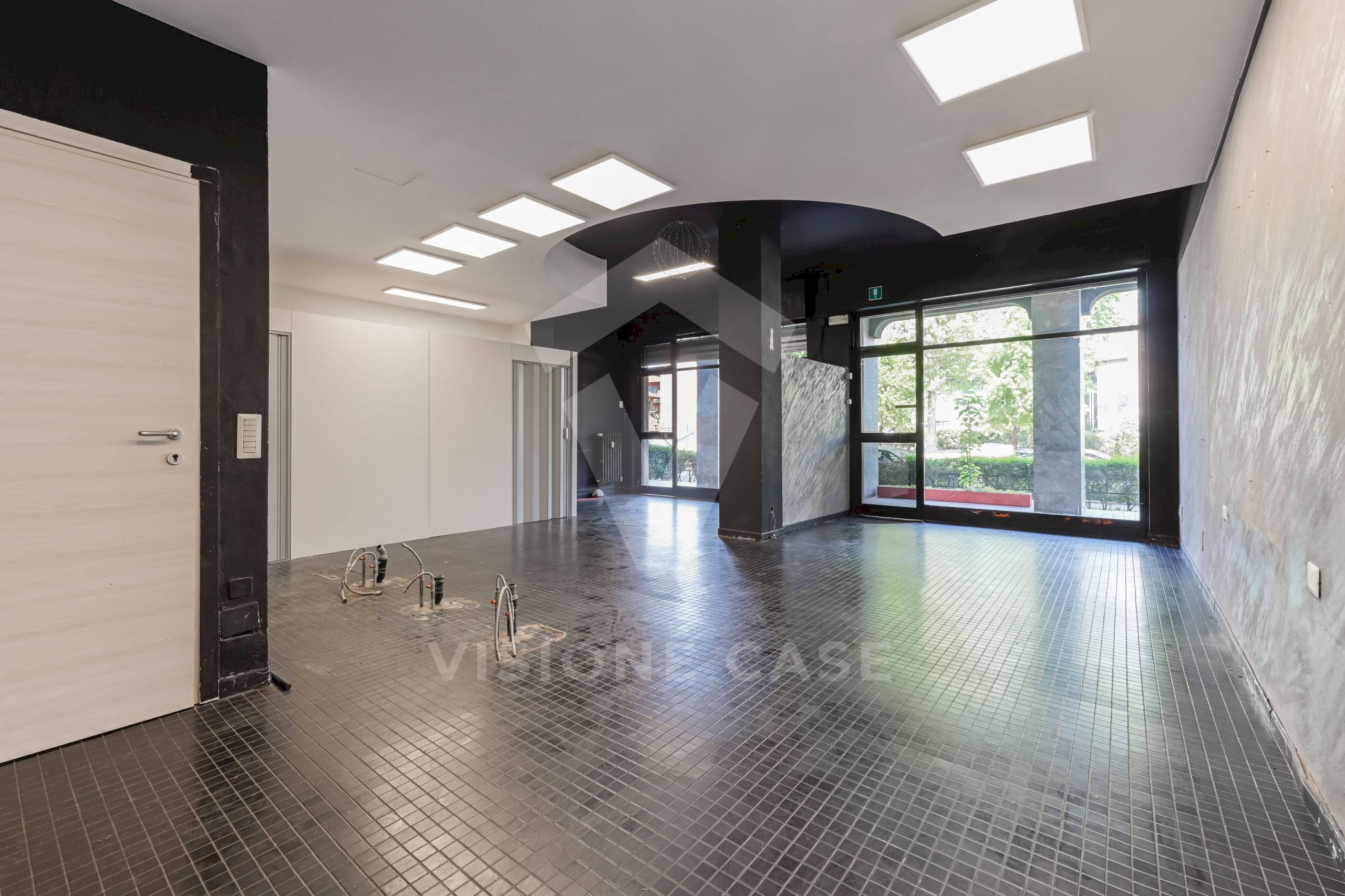 Foto 2 - Commercial Premises Via Quasimodo
 
2-4, Opera - photo 2