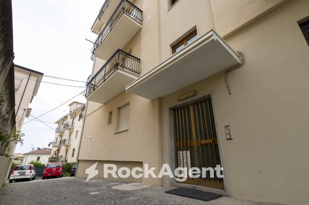 Facciata - Three-room apartment via Aquileia, 39, Catanzaro - photo 1