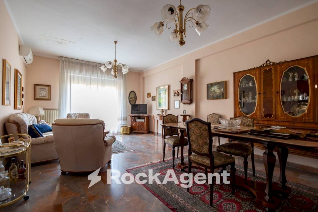 Salone - Appartamento via Vittorio Butera, 14, Catanzaro - foto 1