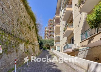 Cortile interno - Appartamento via Francesco Petrarca, Napoli (zona Posillipo) - foto 24