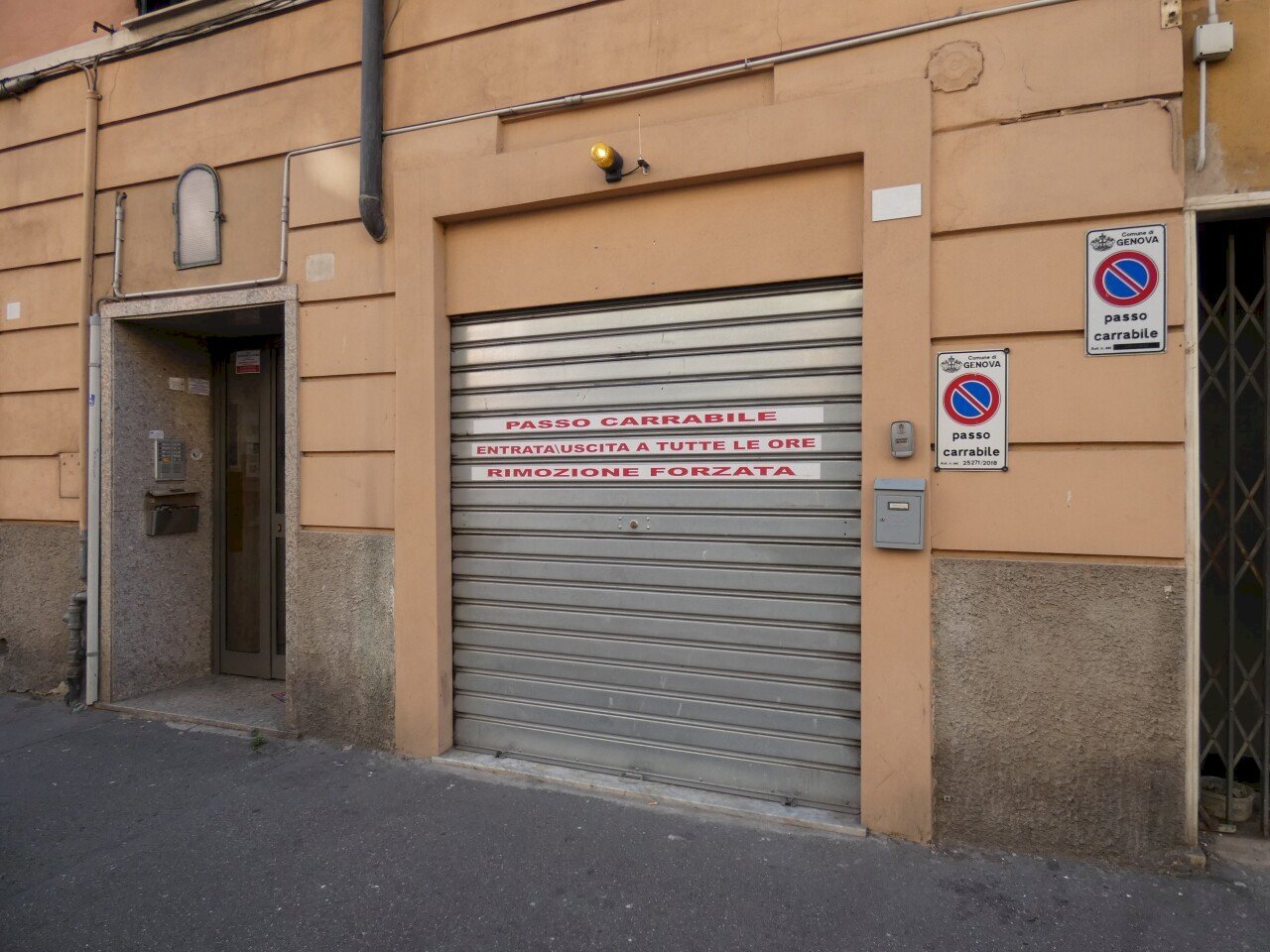 P1160143.JPG - Warehouse Via Walter Fillak, Genova (neighborhood Rivarolo) - photo 2