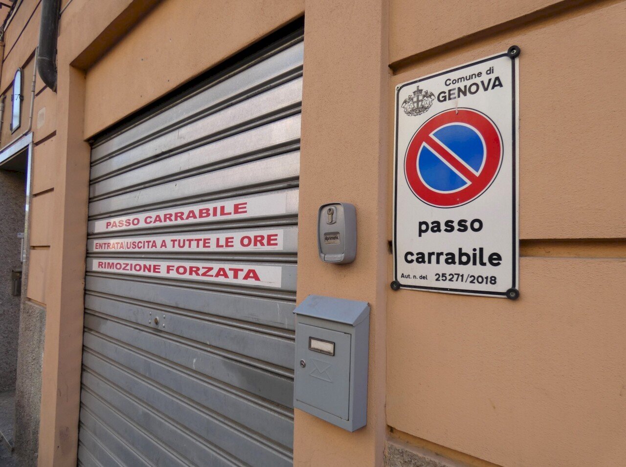 P1160147.JPG - Warehouse Via Walter Fillak, Genova (neighborhood Rivarolo) - photo 3