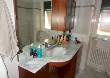 bagno1.jpg - Four-room apartment Vico del Granaio 2, Genova (neighborhood Voltri) - photo 11