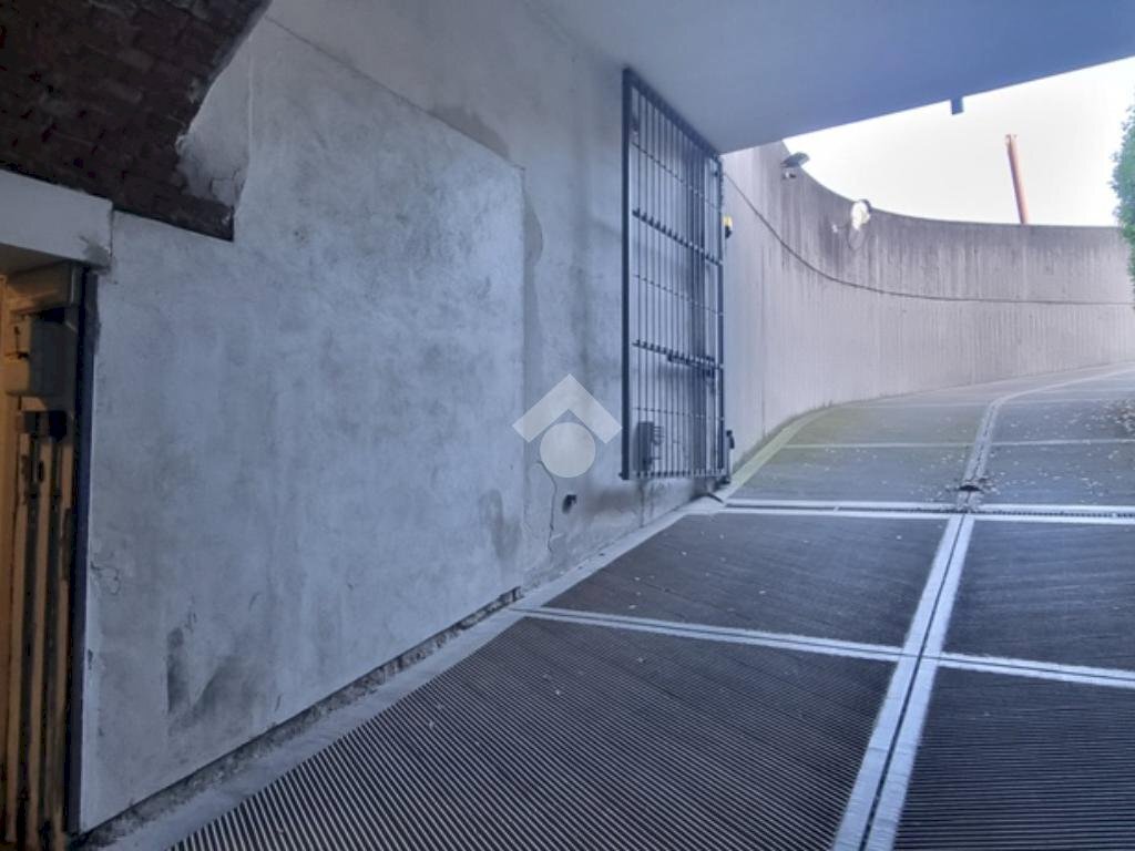 Parking space Via Azzo Gardino, Bologna (neighborhood Centro Storico) - photo 2