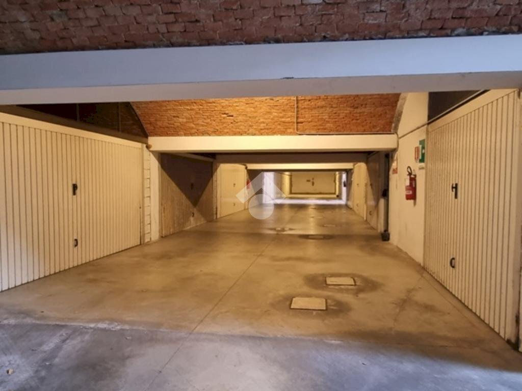 Parking space Via Azzo Gardino, Bologna (neighborhood Centro Storico) - photo 3
