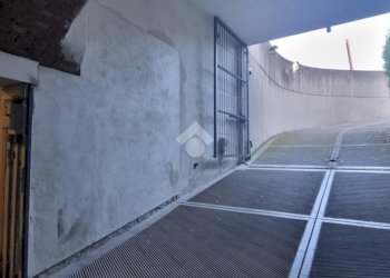Parking space Via Azzo Gardino, Bologna (neighborhood Centro Storico) - photo 2