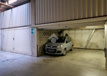 Parking space Via Azzo Gardino, Bologna (neighborhood Centro Storico) - photo 4