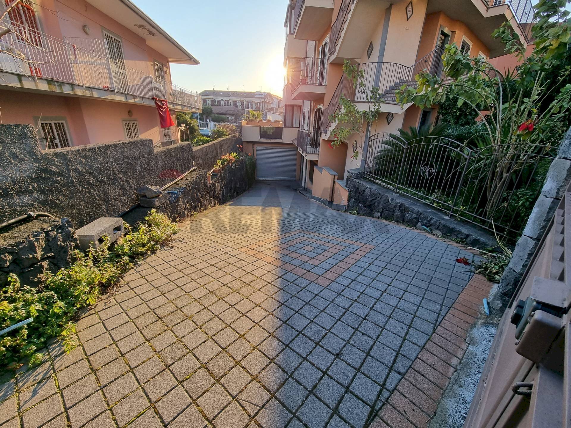 Terrazza - Box VIA DELLE ROSE
 
75/B, Misterbianco - photo 2