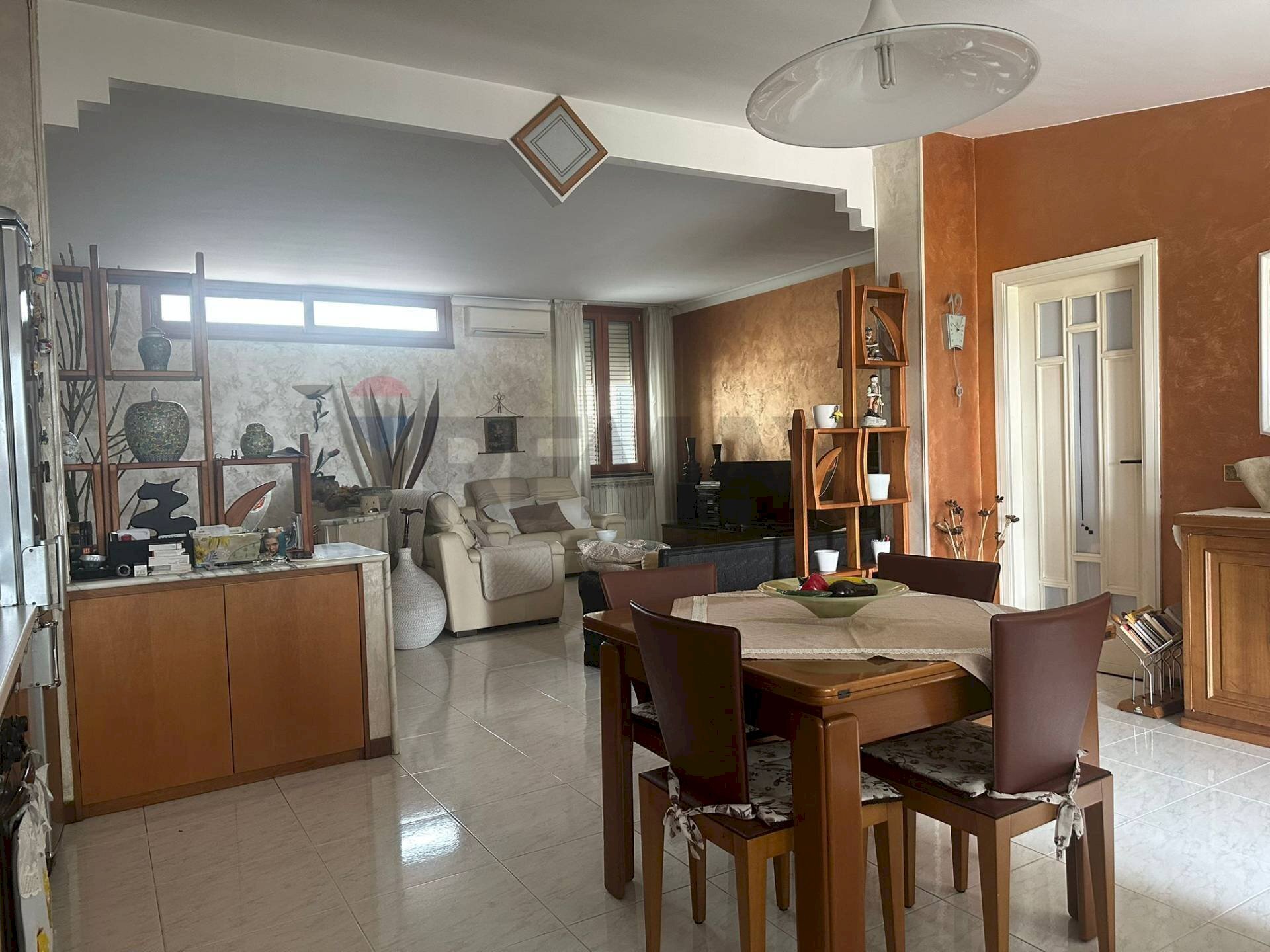 Sala da pranzo - Villa Bifamiliare Strada Statale Sannitica
32, Caivano - foto 2