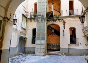 Edificio all\'aperto - Quadrilocale Via Egiziaca Pizzofalcone, Napoli - foto 17