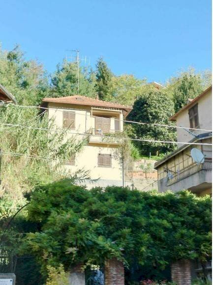 Facciata - Villa all'asta piazza Guglielmo Marconi, 28, Sant'Olcese - foto 1