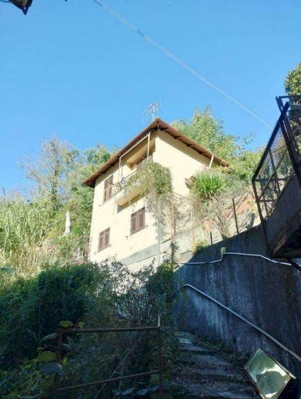 Facciata - Villa all'asta piazza Guglielmo Marconi, 28, Sant'Olcese - foto 2