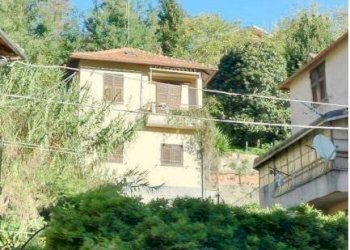 Facciata - Villa all'asta piazza Guglielmo Marconi, 28, Sant'Olcese - foto 1