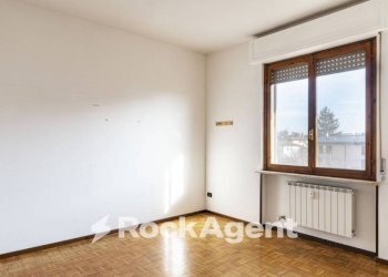 Camera da letto - Bilocale via Monte Baldo, 25, Vigevano - foto 13