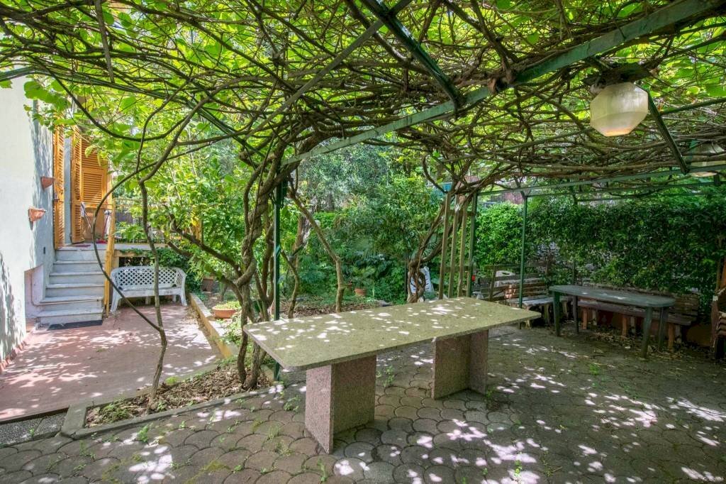 Giardino - Quadrilocale viale Cembrano, 19A, Genova (zona Quarto) - foto 1