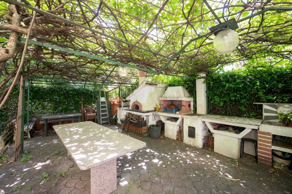 Giardino - Quadrilocale viale Cembrano, 19A, Genova (zona Quarto) - foto 2