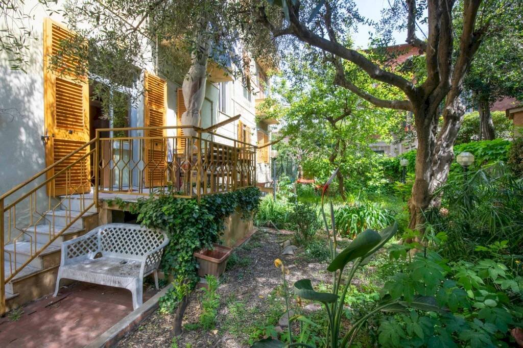 Giardino - Quadrilocale viale Cembrano, 19A, Genova (zona Quarto) - foto 3