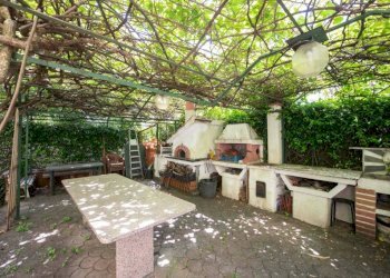 Giardino - Quadrilocale viale Cembrano, 19A, Genova (zona Quarto) - foto 2