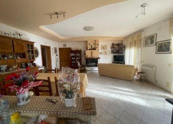 sala da pranzo - Four-room apartment Via dell'Arte Tessile 6, Perugia - photo 6