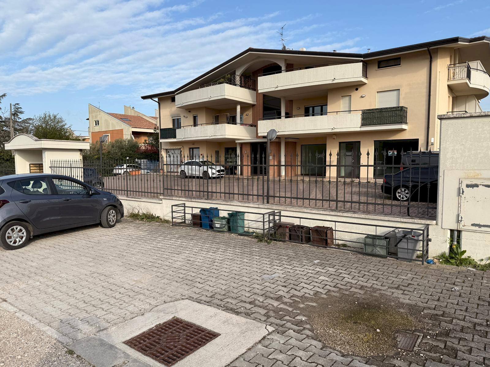 Edificio all\'aperto - Locale Commerciale Via Nazionale Per Lanciano
 
200, Santa Maria Imbaro - foto 1