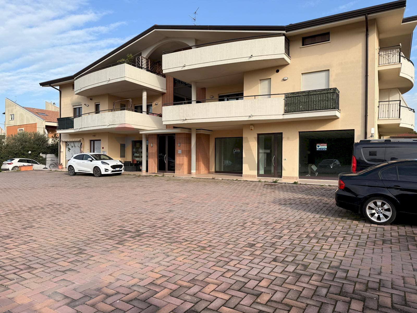 Edificio all\'aperto - Locale Commerciale Via Nazionale Per Lanciano
 
200, Santa Maria Imbaro - foto 3