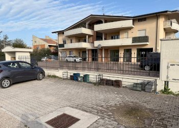 Edificio all\'aperto - Locale Commerciale Via Nazionale Per Lanciano
200, Santa Maria Imbaro - foto 1