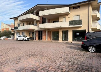 Edificio all\'aperto - Locale Commerciale Via Nazionale Per Lanciano
200, Santa Maria Imbaro - foto 3