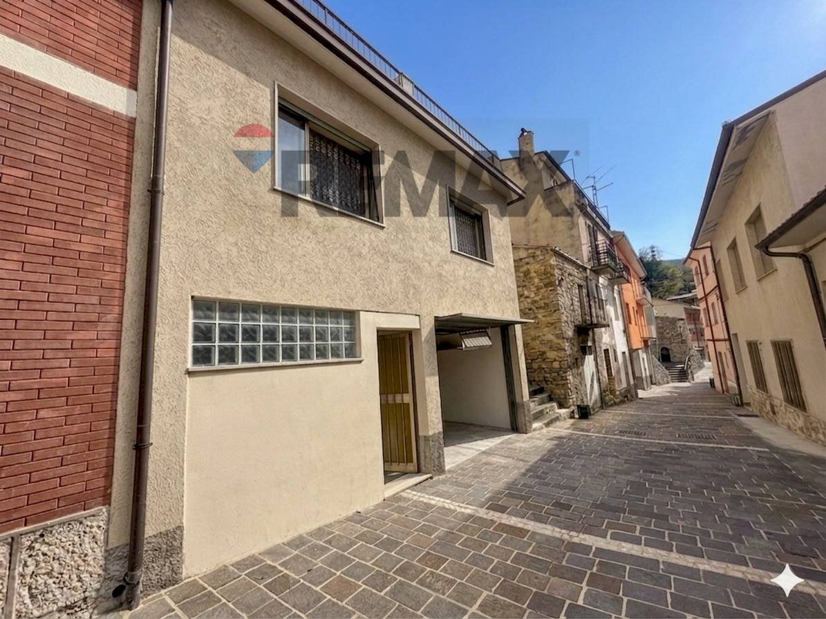Edificio all\'aperto - Independent house Via Moro
 
32, Colledimezzo - photo 1