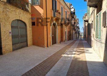 Edificio all\'aperto - Locale Commerciale Vico 10 di Via Cavour
 
1, Lanciano - foto 1