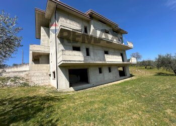 Edificio all\'aperto - Villa C.da Ritiro, Orsogna - foto 8