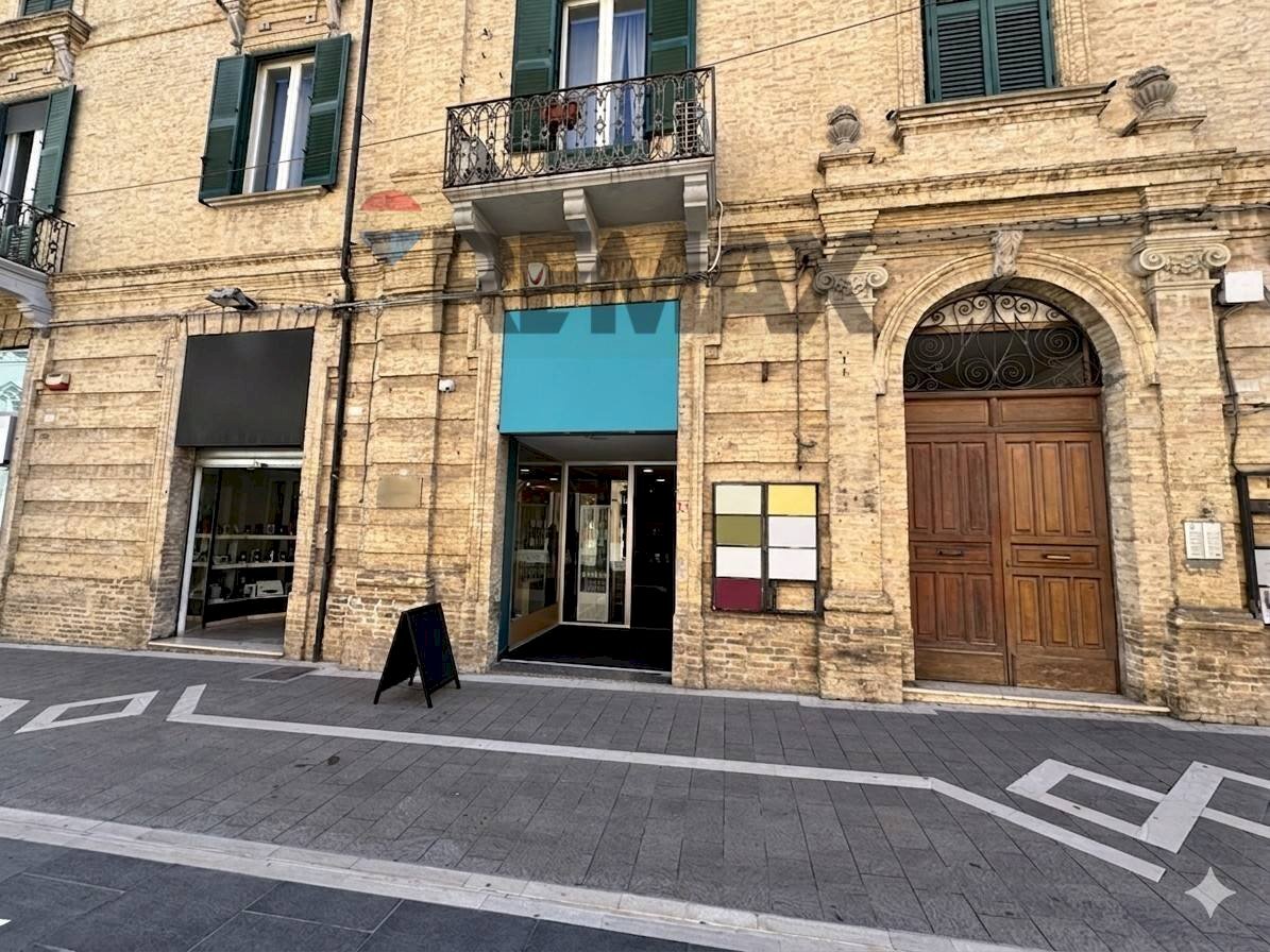 Edificio all\'aperto - Negozio Corso Trento e Trieste
 
121, Lanciano - foto 1