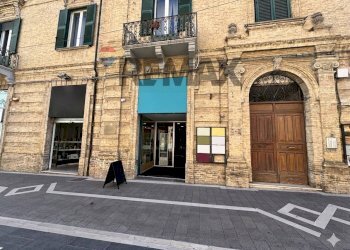 Edificio all\'aperto - Negozio Corso Trento e Trieste
121, Lanciano - foto 1