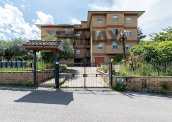 Edificio all\'aperto - Four-room apartment via Tagliamento
 
16, Mentana - photo 1