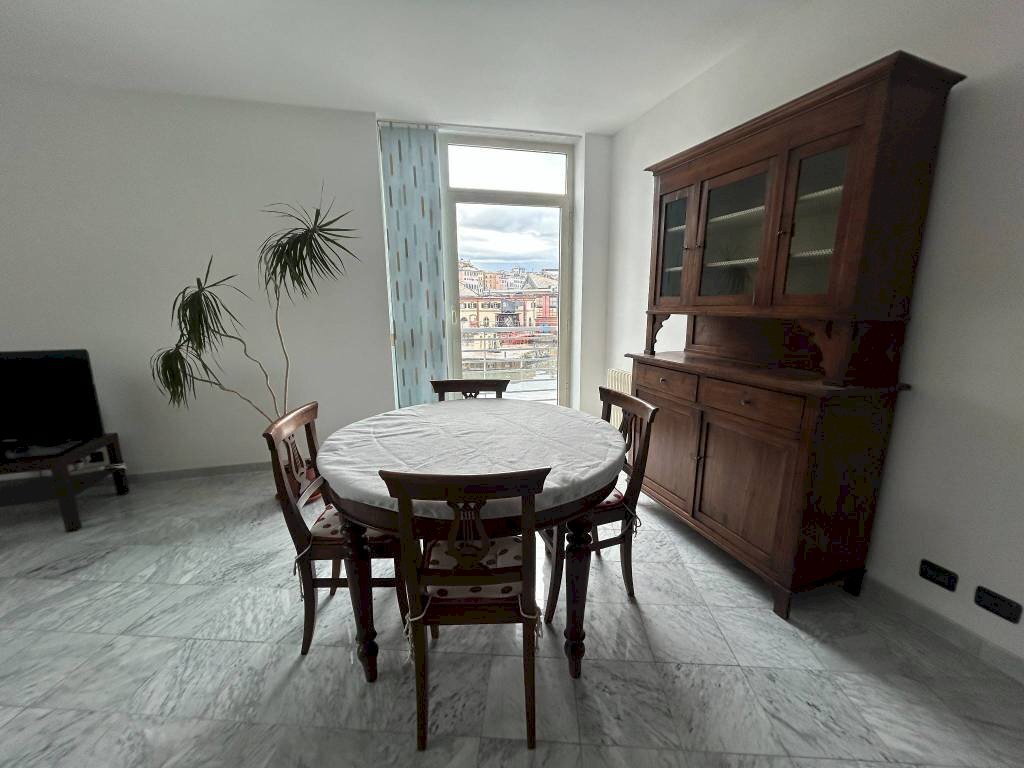 Salone - Three-room apartment Calata Andalò Dinegro, Genova (neighborhood Centro Storico) - photo 3