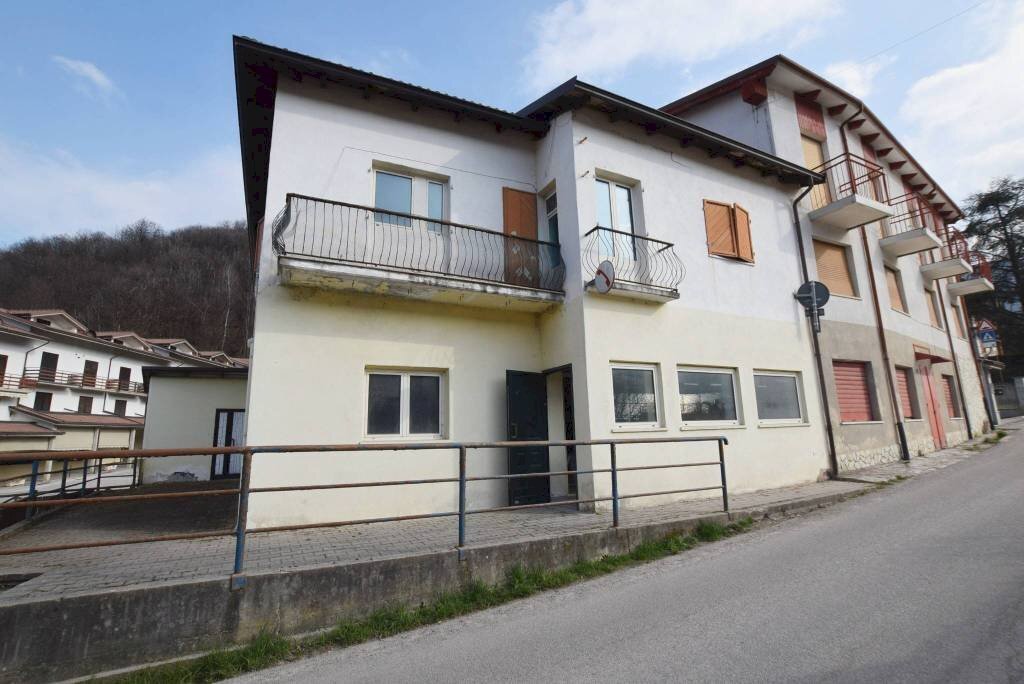 Facciata - Negozio via delle Terme, 1, Roccaforte Mondovì - foto 1