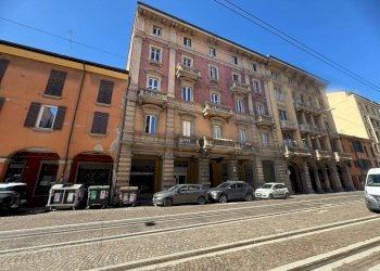Facciata - Shop via San Felice, 118, Bologna (neighborhood Centro Storico) - photo 2