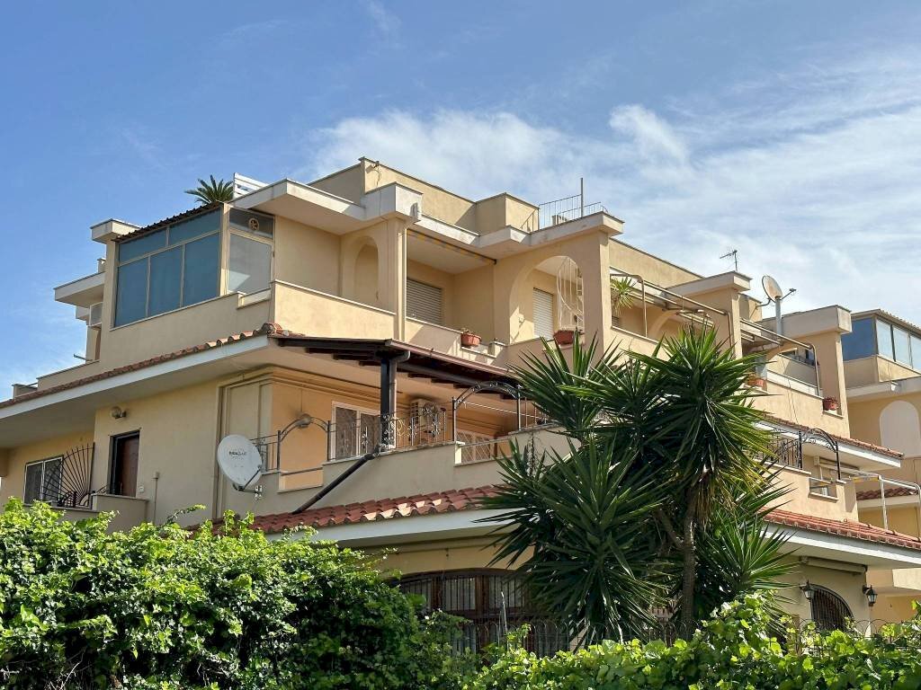 Facciata - Trilocale via Andromaca, 13, Anzio - foto 1